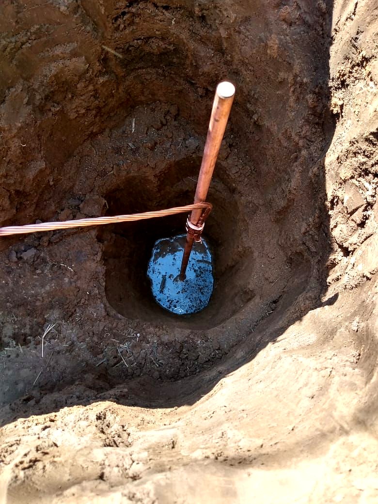Detalle de la conexión del conductor al piquete de puesta a tierra