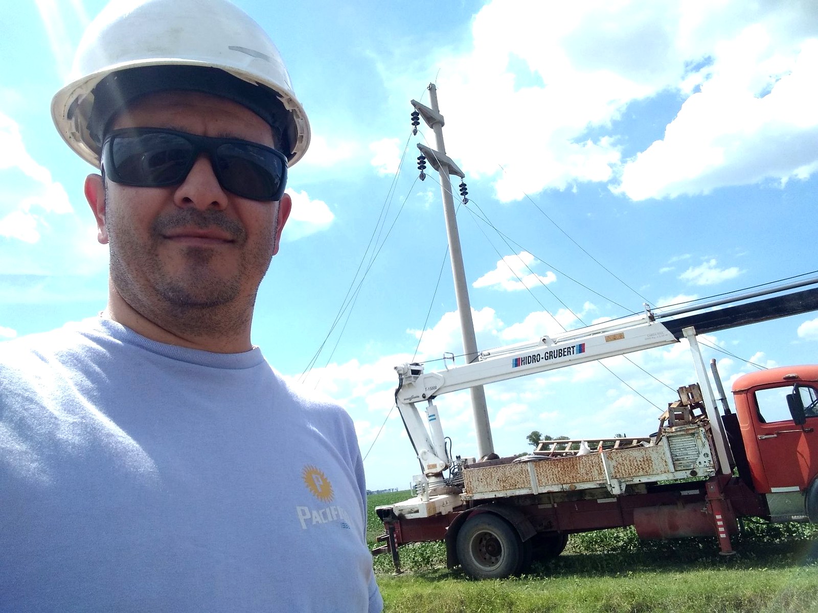 Equipos de tendido de conductores en una línea aérea de 33 kV