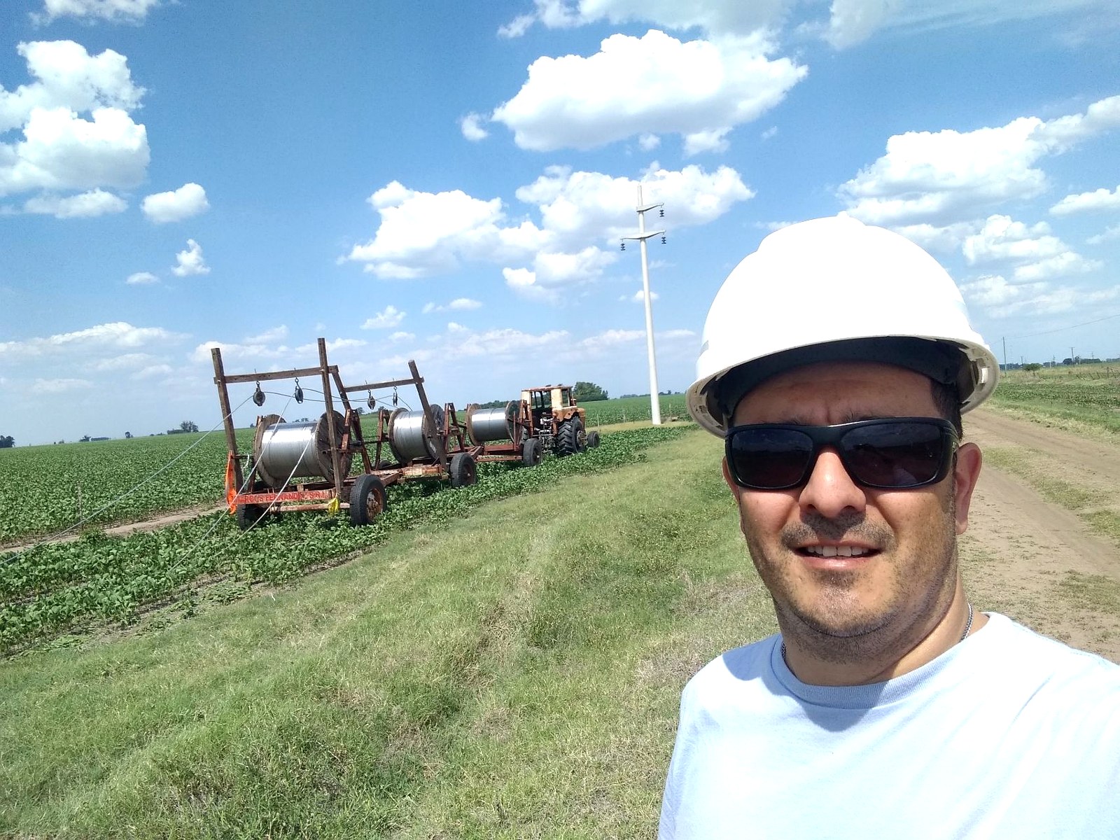 Maquinaria de tendido trabajando sobre el conductor